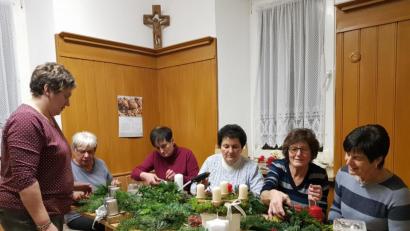 Bild: gi
Kreativ gefertigte Adventsgestecke und Socken und anderes kann am Sonntag vor und nach dem Gottesdienst in der Etzgersriether Kirche erworben werden.