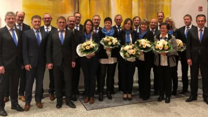 Bild: mez
Rund 20 Mitarbeitern dankte die Raiffeisenbank NordWest bei einem Ehrungsabend in der Erbendorfer Stadthalle für ihre Treue und Zuverlässigkeit zur Genossenschaft.