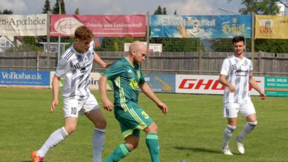 Bild: gb
Der SV Mitterteich tritt am Samstag bei der SpVgg Jahn Forchheim an. Das Hinspiel (Szene mit Thomas Wildenauer, grünes Trikot) endete 1:1.