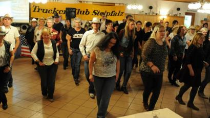 Bild: gf
Country-Klänge in Altmannshof: Die Trucker beim Line-Dance.