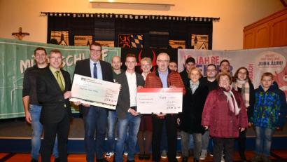 Bild: bey
Markus Schmid, der "falsche Eberhofer" übergibt Thomas Lintl, Bayerische Polizeistiftung (links) und Herbert Putzer, Vorsitzender der Kinderkrebshilfe in der nördlichen Oberpfalz (rechts) die Spendenschecks über 1.000 und 4.000 Euro.