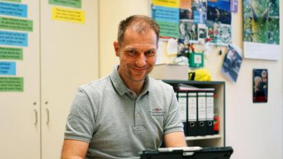 Bild: Christopher Dotzler
Lehrer Ferdinand Stipberger verbringt viel Zeit an seinem mobilen Endgerät. Der Preisträger des Deutschen Lehrerpreises ist nicht nur an der Neunburger Realschule als Pädagoge tätig, sondern fungiert auch als Berater für digitale Bildung für die Dienststelle des Ministerialbeauftragten.