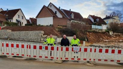 Bild: Markus Mederer/exb
Sie gaben die Baustelle für den Verkehr frei (von links): Alexander Greiner (Bauverwaltung Kümmersbruck), Bürgermeister Roland Strehl und Ronny Gäßner (Bauverwaltung Kümmersbruck).
