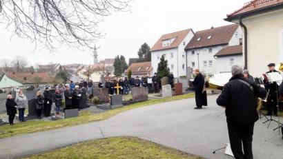 Bild: njn
Die Ansprache auf dem Friedhof übernahm Pfarrer Christoph Zeh (Mitte). Musikalisch wurde die Andacht durch den evangelischen Posaunenchor gestaltet.