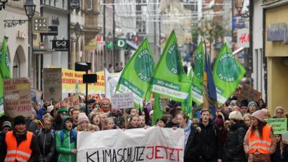 Bild: Wolfgang Steinbacher
"Wir sind hier, wir sind laut, weil man uns die Zukunft klaut", skandieren rund 200 Teilnehmer des Fridays-for-Future-Protests in der Innenstadt. Die Georgenstraße füllt der trommelnd, singend und immer wieder die zentralen Forderungen rufend marschierende Zug auf voller Breite aus.