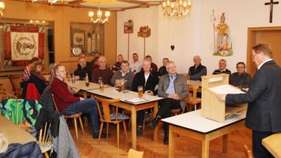 Bild: njn
Bürgermeister Hans Donko (rechts) sprach bei der Bürgerversammlung über die Entwicklung Grötschenreuths.