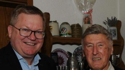 Bild: gf
Oberbürgermeister Michael Cerny (links) gratuliert Johann Englhard.