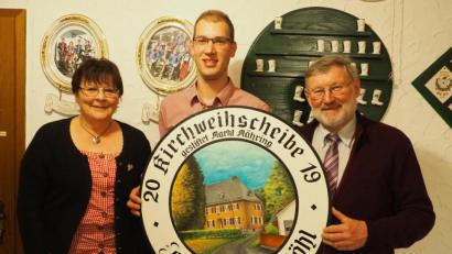 Bild: exb
Die vom Markt Mähring gestiftete Kirchweihscheibe überreichte Bürgermeister Josef Schmidkonz (rechts) zusammen mit Vorsitzender Gabi Zintl (links) an den Sieger Thomas Göhl.
