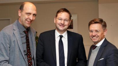 Bild: lst
Der Flosser CSU-Fraktionssprecher Harald Gollwitzer unterhielt sich beim Besuch des Bayerischen Staatsministers Hans Reichhart und mit Landtagsabgeordnetem Tobias Reiß (von links) in Erbendorf über Wohnungsbauförderung im ländlichen Raum.