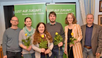 Bild: fz
Gründungsvorsitzende des größten Ortsverbandes der "Grünen" im Landkreis ist Anne Droste (dritte von links). Landesvorsitzende Eva Lettenbauer (zweite von rechts) macht Mut für die Kommunalwahl 2020.