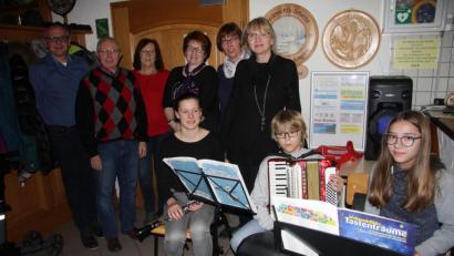 Bild: wro
Den adventlichen Seniorennachmittag organisierten bzw. umrahmten (von links) Bürgermeister Hubert Kraus, Johann Spörrer, Heidi Müller, Jutta Dötterl und Christine Gärtner. Mit ihren Instrumenten unterhielten (vorn von links) Birgitta Rickauer, Emil und Lina Greger.