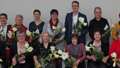 Bild: tr
Ehrungen und Verabschiedungen in den Ruhestand waren der Anlass für eine Feierstunde im Krankenhaus Tirschenreuth. Unser Bild zeigt die Jubilare und Ausscheider zusammen mit der kommissarischen Pflegedienstleiterin Renate Lindgens und Krankenhausleiterin Claudia Kost (von rechts) sowie Manfred Tretter (links), der seitens des Vorstands angereist war.