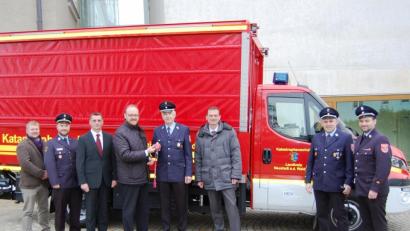 Bild: sm
Landrat Andreas Meier (Vierter von links) übergibt an den Altenstädter Feuerwehr-Kommandanten Gottfried Amschl (Vierter von rechts) den Fahrzeugschlüssel für den Katastrophenschutz-Gerätewagen-Logistik (GW-L).