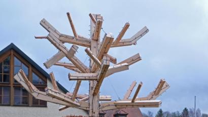 Bild: nm
Und das nicht nur zur Weihnachtszeit: Der "Kunst-Baum" soll dauerhaft Bestandteil des Rathausumfeldes bleiben.