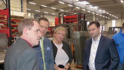 Bild: hme
Firmeninhaber Robert Käs (links) mit MdB Rupprecht, seiner Partnerin und Bürgermeisterkandidat Sebastian Hartl