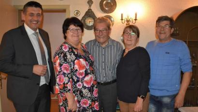 Bild: rgr
Georg Schwindl nimmt an seinem 90. Geburtstag viele Glückwünsche entgegennehmen, unter anderen von den Kindern Alfred (von rechts), Ulrike und Elisabeth sowie von Bürgermeister Edgar Knobloch (links).