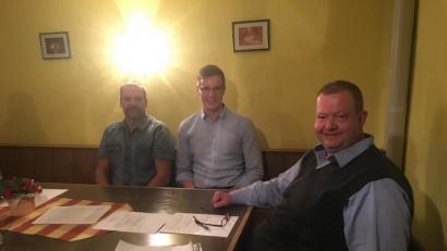 Bild: glb
Gründungsmitglieder „Freie Bürger“ Weigendor (von links nach rechts): Jens Sollner, Toni Grötsch und der einladende Jürgen Haas.