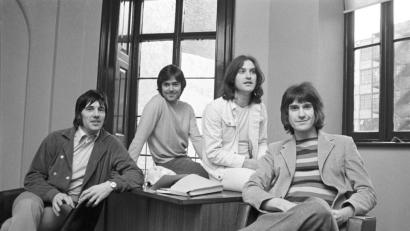 Bild: Getty Images/Ivan Keeman/Redferns
Zweifellos ist das 7. Studioalbum von Kinks eines der größten Rockalben, die je aufgenommen wurden, ein nahezu perfektes Beispiel für Ray Davies' unglaubliche Fähigkeit, Geschichten zu erzählen und eine Innovation im Jahr 1969: einem Konzeptalbum. Das Foto zeigt die Kinks (von links) mit Mick Avory, John Dalton, Dave Davies, Ray Davies.