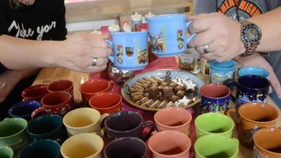 Bild: Gabi Schönberger
Jedes Jahr am 1. Dezember begeht das Ehepaar Schöner seinen Kennenlerntag auf dem Weidener Christkindlmarkt. 28 Glühweintassen belegen das eindrucksvoll.