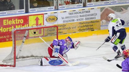 Bild: Roland Rappel
Die Blue Devils feierten am Freitagabend einen überraschenden 4:3-Erfolg beim Deggendorfer SC. Hier schießt der zweifache Torschütze Tomas Rubes zum 3:0 ein.