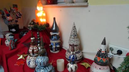 Bild: hka
Phantasievolle Dekoartikel aus Keramik haben die Bewohner von Haus Rabenholz für ihren Weihnachtsmarkt hergestellt.