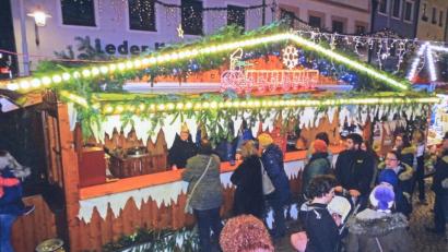 Repro: Gabi Schönberger
Seit 43 Jahren gibt es bei Familie Renner gleich am Eingang zum Weidener Christkindlmarkt Glühwein. Heuer ist der Stand nicht zugelassen. "Wir wurden ausrangiert", sagt die Betreiberin in vierter Generation der Schaustellerfamilie bitter.