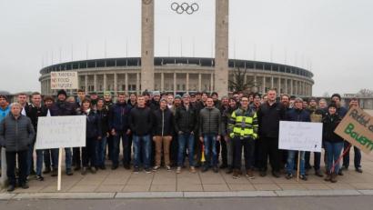 Bild: fvo
Die Landwirte aus der Region vor dem Olympiastadion Berlin.