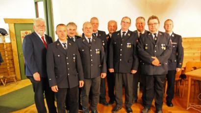Bild: Robert Graf
Ein Feuerwehrquartett aus Hirschbach ist mit dem Ehrenzeichen in Gold ausgezeichnet worden.