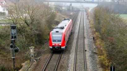 Bild: Hösamer
Die Bahnstrecke Hof-Regensburg (im Bild der Abschnitt zwischen Irrenlohe und Schwandorf) wird elektrifiziert. Dabei sind aufwändige Umbauten nötig, auch zusätzliche Gleise und neue Brücken.