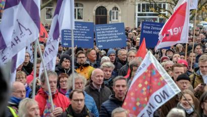Bild: Ole Spata/dpa
Teilnehmer einer Gegendemonstration des Bündnisses „Bunt statt Braun“ protestieren im Zentrum von Hannover gegen einen Neonazi-Aufmarsch und für die Pressefreiheit. Die rechtsextreme NPD hatte zu einer Demo gegen Journalisten aufgerufen, die kritisch über die rechte Szene berichtet haben.