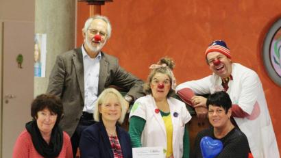 Bild: exb/Eva Maria Rauch
Die Verantwortlichen und Organisatoren (von links) Rita Vollath, Hans Winter, Josefine Kick und Gabriele Birkner, übergeben den KlinikClowns „Frau Dr. Rosalie Sprudl“, und „Dr. Beppo“ die Spende des Bauernverbands Neustadt/Weiden.