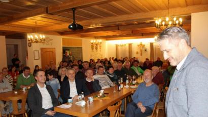 Bild: soj
Im vollbesetzten großen Saal des Pfarrgemeindehauses hingen die Augen der zahlreichen Besucher an den Lippen des Gasts aus Kulmain, Gerd Schönfelder (re), als dieser seine Lebensgeschichte erzählte. Mit dabei unter anderem (v.v.li) CSU-Vorsitzender und Bürgermeisterkandidat Wolfgang Söllner, der stellvertretende Landrat und Landratskandidat Roland Grillmeier sowie Landtagsabgeordneter Tobias Reiß, die mit Spannung den Ausführungen des Redners folgten.