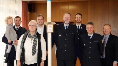 Bild: GERHARD GOETZ
Reinhold Balk mit Frau Cornelia, den Söhnen Patrick (links) mit Enkelin Charlotte, Michael (Dritter von rechts) und Lukas (Vierter von links), Präsident Karl-Heinz Blümel (Zweiter von rechts) und Hans Brechbuhl.
