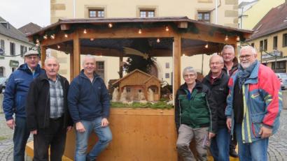 Bild: ow
Pünktlich zum Weihnachtsmarkt am ersten Adventssonntag haben die Mitglieder der Schnitzergemeinschaft Grafenwöhr wieder ihre Krippenausstellung vor dem Rathaus aufgebaut. Stolz präsentieren (von links) Horst Rozinski, Willi Neumüller, Wolfgang Herzog, Maria Ott, Werner Ohla, Ludwig Brunner und Manfred Stahl die kunstvoll arrangierte Landschaft.