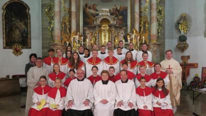 Bild: jzk
Freudige Erwartung verspürten die neuen „Minis“ (vorne), ein wenig Wehmut die ausscheidenden Ministranten (dahinter) und die drei Senioren Ministranten Hermann Ernst, Theresia Denz und Alois Zaus (sitzend von links). Pfarrer Thomas Kraus (rechts), Mesnerin Regina Frank und Gemeindereferent Jochen Gößl (von links) dankten ihnen für ihren Dienst.