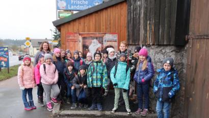 Bild: exb
Die Kombiklasse 3/4 der Grundschule Plößberg schaute sich mit ihrer Lehrerin Ulrike Remold auf dem Walerhof in Pilmersreuth an der Straße um. Michaela Weigl (links, hinten) zeigte den Schülern den Familienbetrieb.