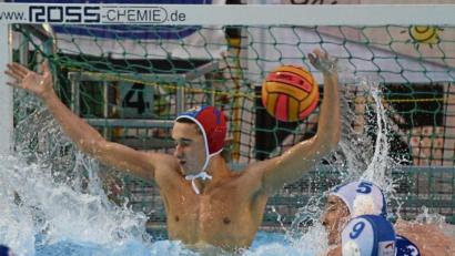 Bild: mr
Der Weidener Torwart Matthias Kreiner (rote Badekappe) ist derzeit in bestechender Form. Mit seiner Mannschaft will er ins Viertelfinale des Deutschen Wasserballpokals.