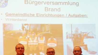Bild: ld
Zweiter Bürgermeister Christian Drehobel (Mitte) stellte bei der Bürgerversammlung die neuen Bauhofmitarbeiter Alexander Hecht (links) und Sebastian Söllner vor.