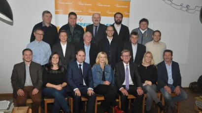 Bild: ws
Die Bewerber der Freien Wähler für die Stadtratswahl in Tirschenreuth, mit Landratskandidaten Ely Eibisch (hinten von links): Johann Schmid, Jürgen Rieger, Karl Schwägerl, Jürgen Steinhauser, Jürgen Schulwitz sowie (Mitte von links) Thomas Franz, Christian Schmidt, Hans Kühn, Ely Eibisch, Mario Franz, Thomas Kruppa und (vorne von links) Georg Schirmer, Iris Franz, Manfred Zandt, Melanie Gmeiner, Norbert Schuller, Sabine Vogl und Hans Zölch.