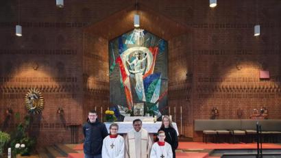 Bild: exb
Annika Gmeiner und Felix Peter gehören neu zur Schar der Ministranten für St.Peter. Im Bild (von links): Oberministrant Maximilian Würl, Annika Gmeiner, Pater Yosef Bugalit, Felix Peter und Oberministrantin Jana Neumann.