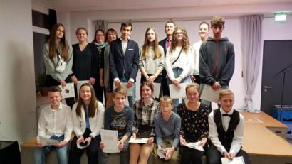 Bild: Montessori-Schule/exb
Die Abschlussschüler der Montessorischule beim Präsentationsabend.