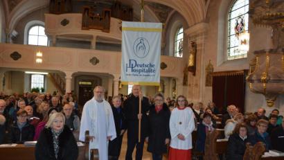 Bild: jr
Höhepunkt des dreitägigen Treffens der 130 Lourdeshelfer war am Samstagvormittag in der Konnersreuther Pfarrkirche ein Festgottesdienst, den Pfarrseelsorger Pater Benedikt Leitmayr (Mitte, links) zelebrierte. Mit dabei auch die Gründerin und heutige Ehrenpräsidentin des Deutsche Hospitalité Notre Dame de Lourdes, Adelheid Freifrau von Gemmingen-Hornberg (Zweite von rechts).