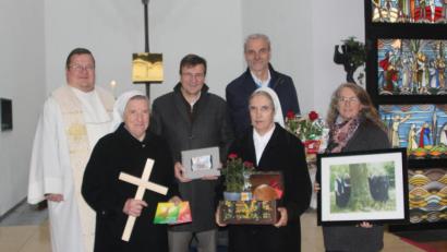 Bild: wrt
42 Jahre waren sie im „Elisabethenheim“, nun sind (vorne, von links) Schwester Maria Anna und Schwester Rosalinda nach Passau gezogen. Stadtpfarrer Hubert Bartel (hinten, von links), Michael Eibl von der KJF, Robert Gruber und Leiterin Hannelore Haberzett verabschieden sich mit ganz persönlichen Geschenken.