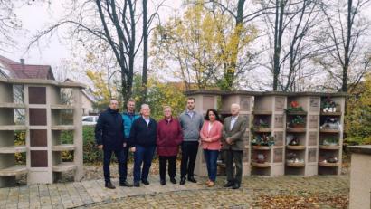 Bild: e
Vor der Urnenwand (von links): Stephan Koller, Norbert Lehmeier, Hans Lang, Gerda Schommer, Thomas Bär, Alexandra Sitter und Mario Flierl.