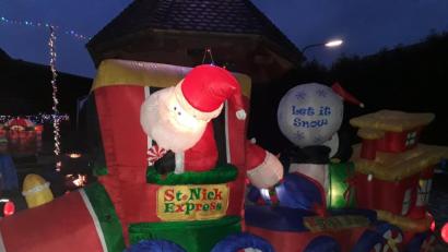 Bild: szl
„Mehr ist Mehr“ könnte das Motto von Ron Biederman aus Erbendorf sein. Jedes Jahr zu Thanksgiving verwandelt der gebürtige Amerikaner Haus und Garten in ein blinkendes Gesamtkunstwerk.