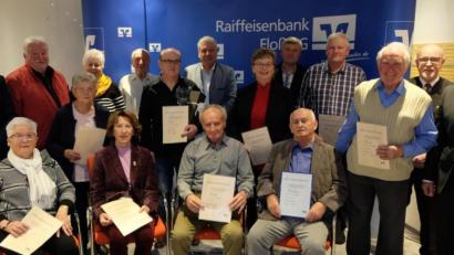 Bild: le
40, 50 und 60 Jahre halten sie der Raiffeisenbank Floß/Flossenbürg die Treue.
Stehend links Vorstandsmitglied Josef Völkl, stehend rechts Vorstandsvorsitzender Jürgen Schnappauf.