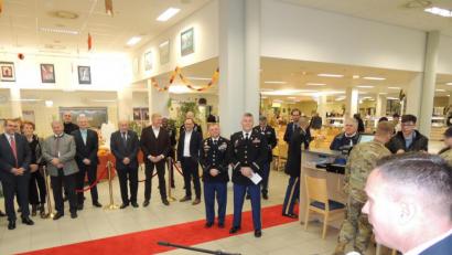 Bild: mor
Bevor beim Thanksgiving-Essen bei der Grafenwöhrer US-Armee das Essen serviert wird, gibt Brigadegeneral Christopher R. Norrie den Gästen einen Denkanstoß: für alles im Leben dankbar zu sein.