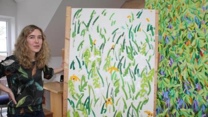 Bild: lg
Katharina Gierlach in ihrem Winklarner Atelier. Neben Blick in eine Baumkrone (rechts) wartet das Wiesenbild noch auf die Vollendung. Inspiriert wurde die Malerin hierzu nach einem Konzert im Oberviechtacher. Kulturzentrum in der Marktmühle.