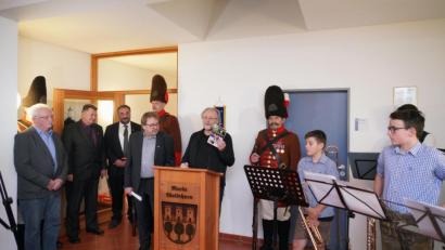 Bild: fvo
Josef Forster (Mitte am Pult) stellt beim Festakt den deutsch-tschechischen Bildband "15 Jahre lebendige Partnerschaft" vor.