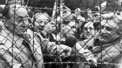 Bild: Alfons Witt
Hans-Dietrich Genscher (links) und Jiri Dienstbier (rechts) machen am 23. Dezember 1989 bei Neuhäusl dem Eisernen Vorhang zwischen Deutschland und der Tschechoslowakei mit einem Bolzenschneider ein Ende. Dieses Bild des verstorbenen NT-Fotografen Alfons Witt schrieb Geschichte. 30 Jahre später soll sie mit einem feierlichen Akt wieder ins Gedächtnis gerufen werden.